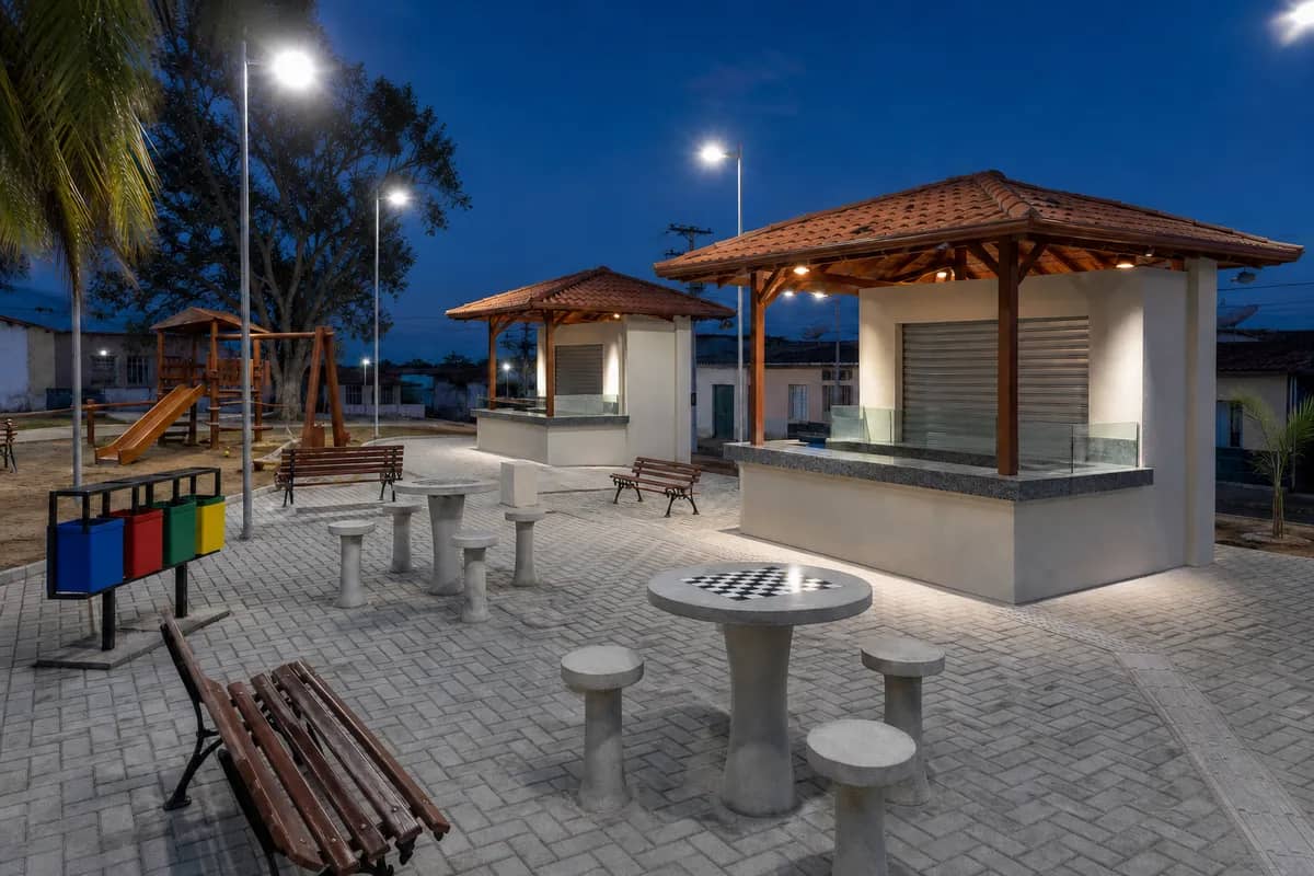 Quiosques com cobertura cerâmica integrados a mesas de concreto, bancos e playground em Dois Riachos